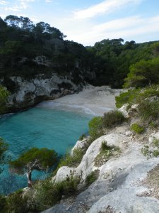 Cala Macarelleta, a un pas de Cala Macarella, pau lluminosa a Menorca